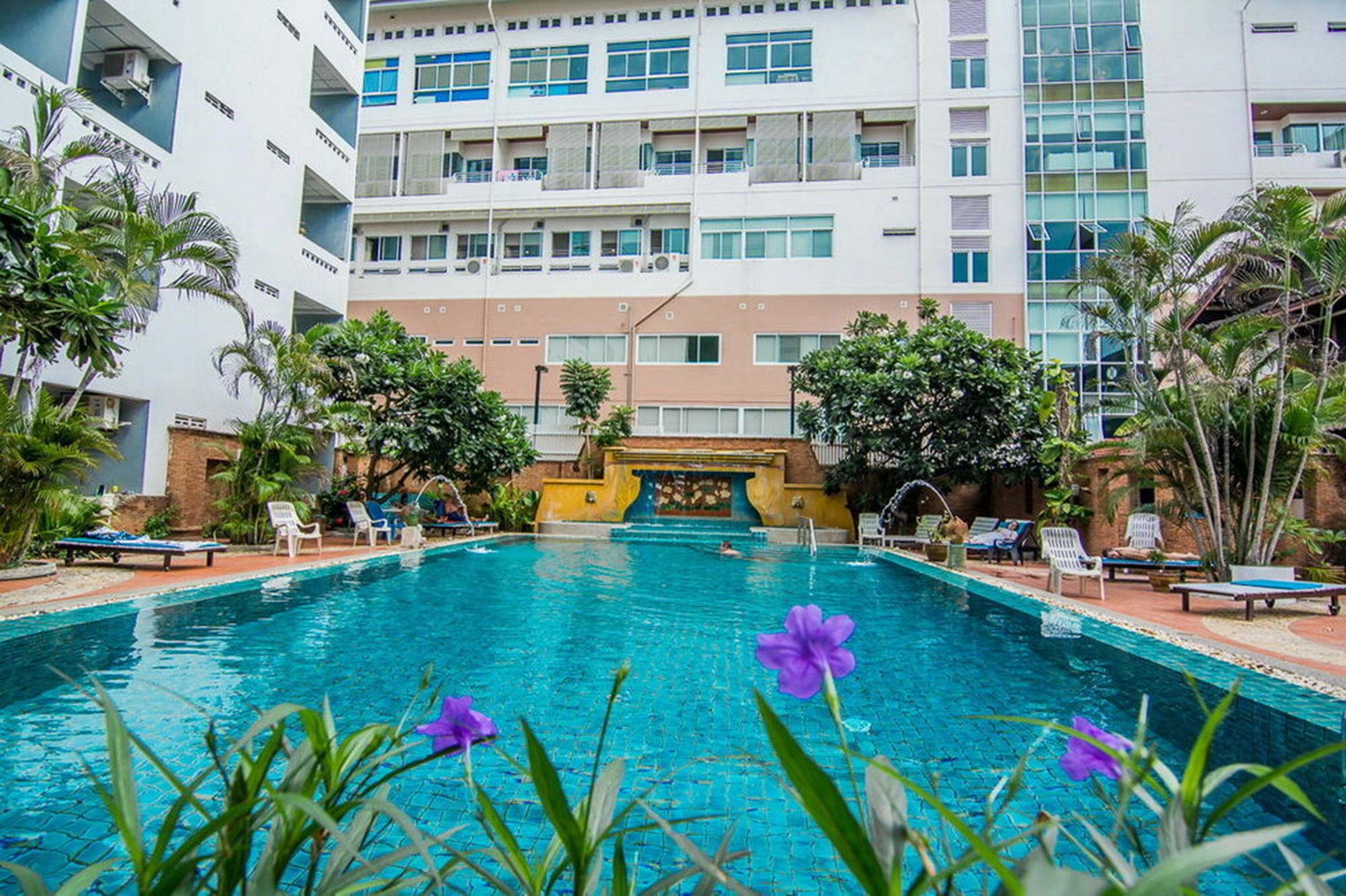 Sutus Court 5 Hotel Pattaya Exterior photo