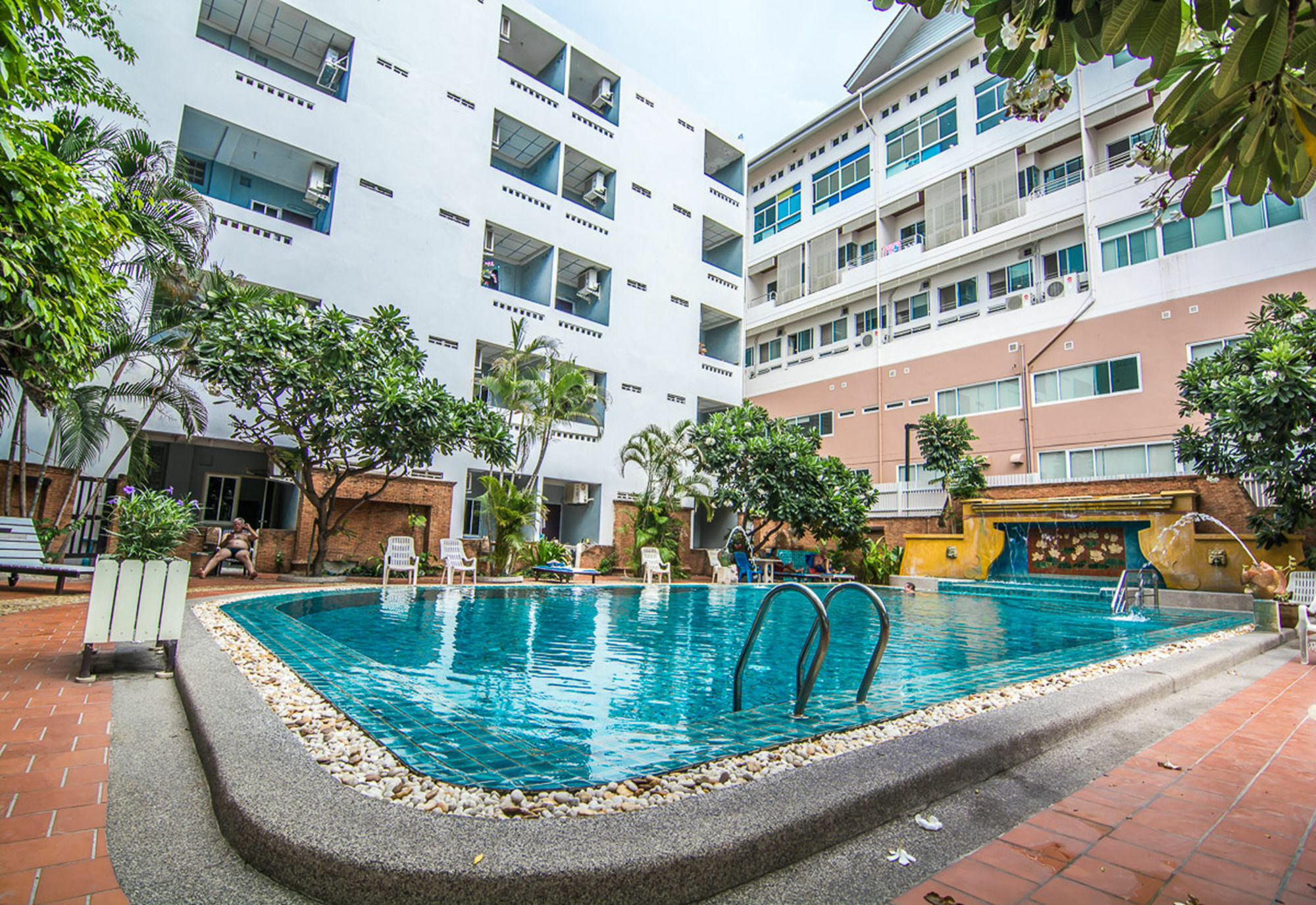 Sutus Court 5 Hotel Pattaya Exterior photo